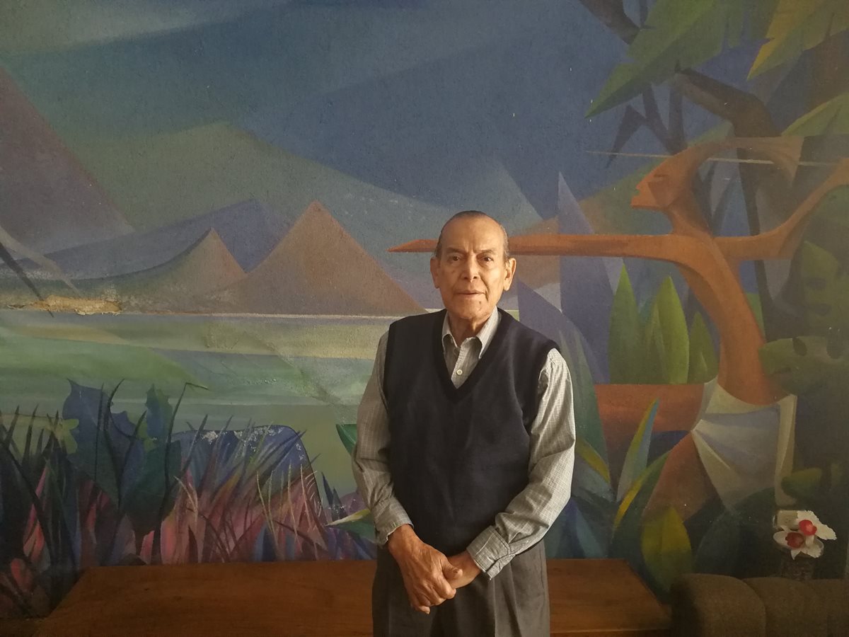 El Popol Vuh inspiró al pintor a crear el mural que sobresale en la sala de su residencia. (Foto Prensa Libre: José Luis Escobar).