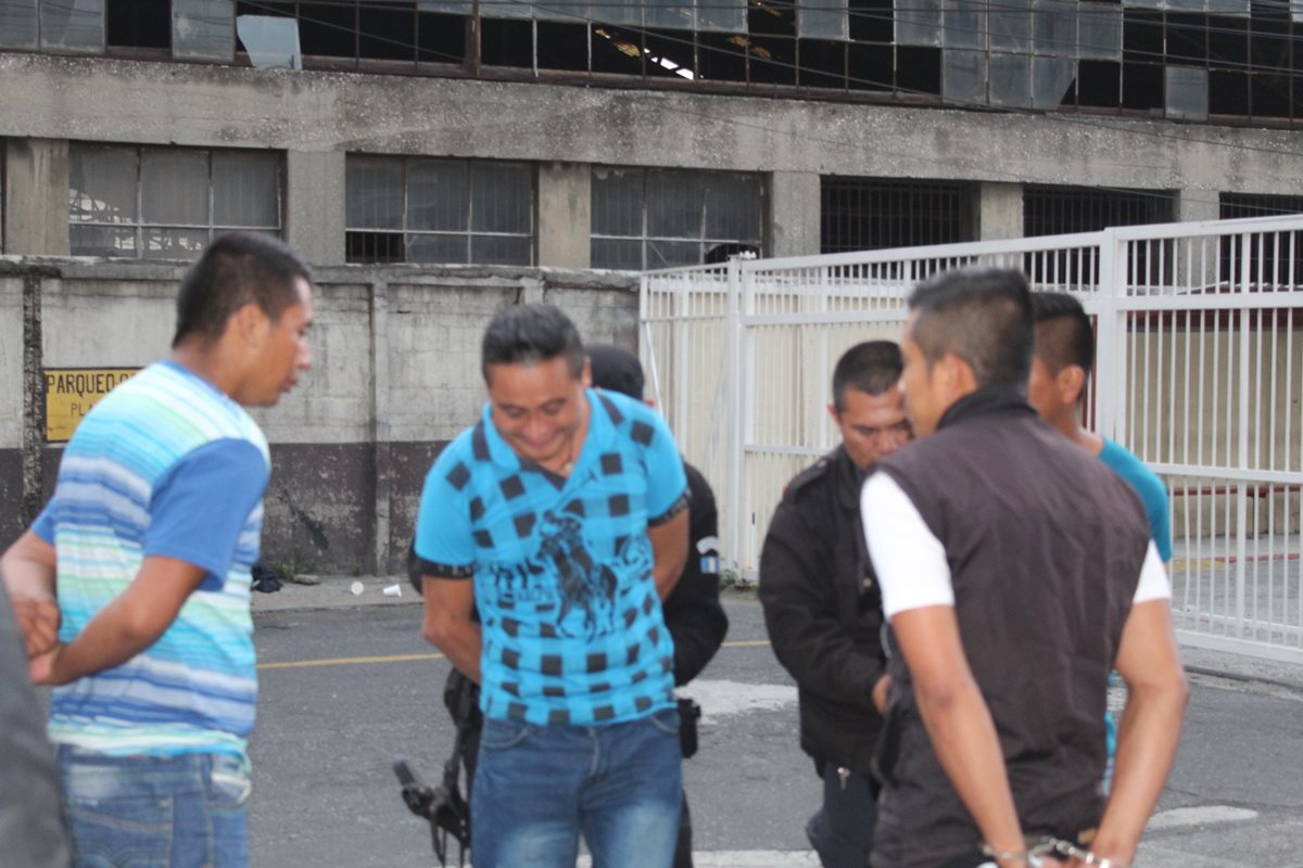 Agentes del SP señalados por laborar en estado de ebriedad frente a la torre de tribunales. (Foto Prensa Libre: Cortesía SP)