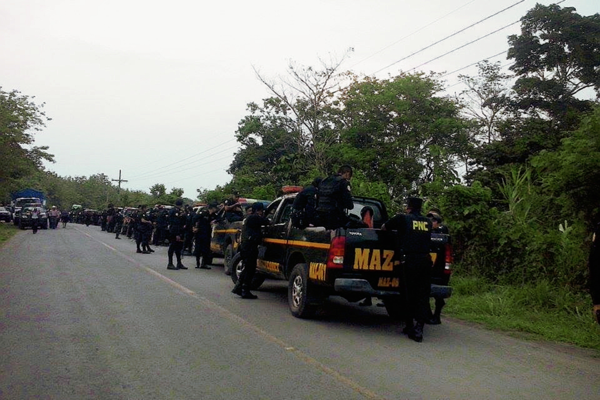 Contingente de la PNC permanece cerca del bloqueo del  km 182 de la ruta entre Cuyotenango y San José La Máquina. (Foto Prensa Libre: Omar Méndez)