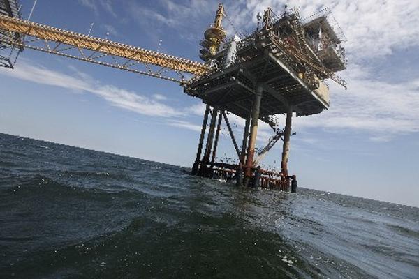 El petróleo cerró hoy con alza la jornada bursátil en Nueva York. (Foto Prensa Libre: AP)