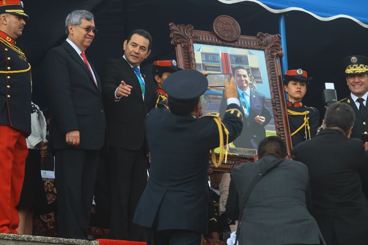 El binomio presidencial participó en un acto con motivo del Día del Cadete en la Escuela Politécnica. (Foto Prensa Libre: Álvaro Interiano)