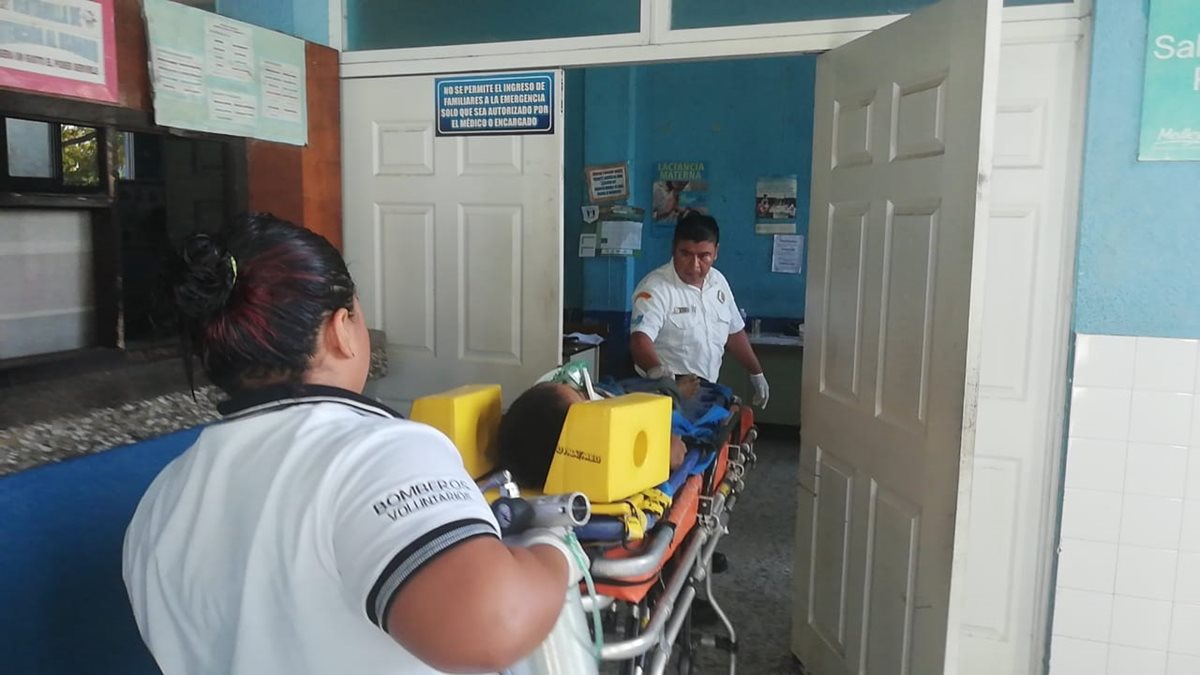 Bomberos auxilian al menor Henry Alexander Ramírez quien fue arrollado por una motocicleta en Chiquimula. (Foto Prensa Libre: Mario Morales).