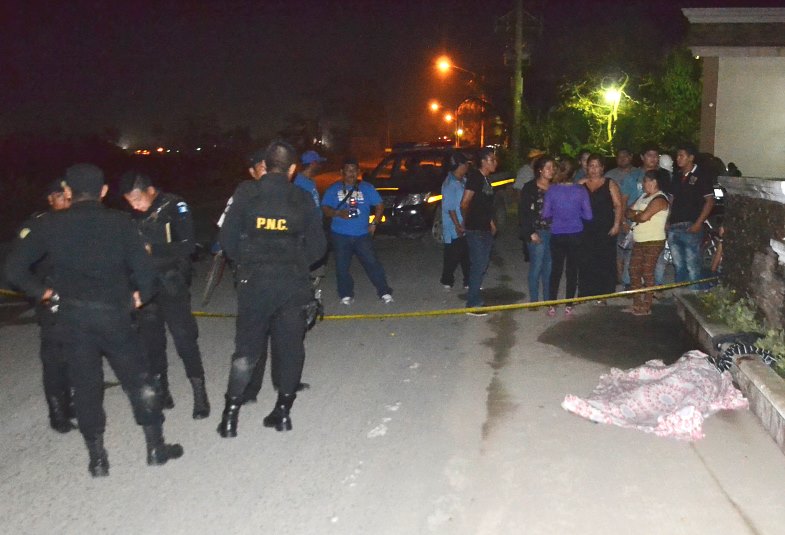 Autoridades resguardan el lugar donde se registró el crimen contra el mesero Fredy Osman Del Cid Trigueros. (Foto Prensa Libre: Dony Stewart)