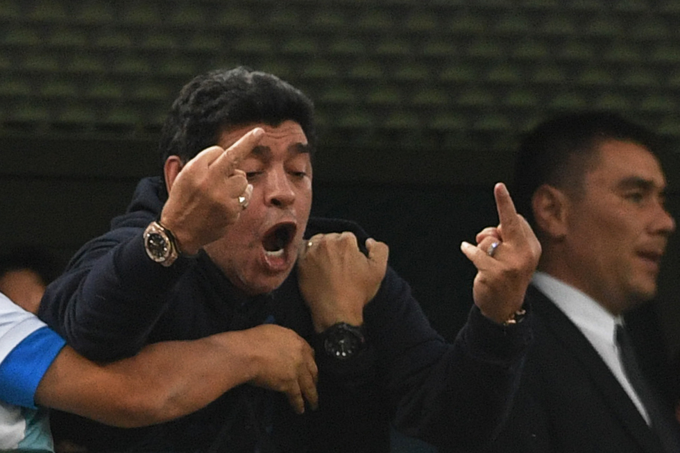 Maradona celebró así el gol de Marcos Rojo que significó la victoria de Argentina contra Nigeria. (Foto Prensa Libre: AFP)