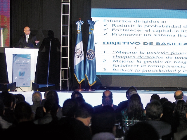 El ciclo de conferencias sobre Supervisión Financiera inaugurado ayer es organizado por la Superintendencia de Bancos. (Foto Prensa Libre: Esbin García)