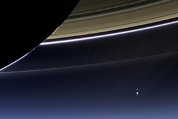 El punto muestra la Tierra vista desde Saturno a una distancia de 1.440 millones de kilómetros. (Foto Prensa Libre: AFP)