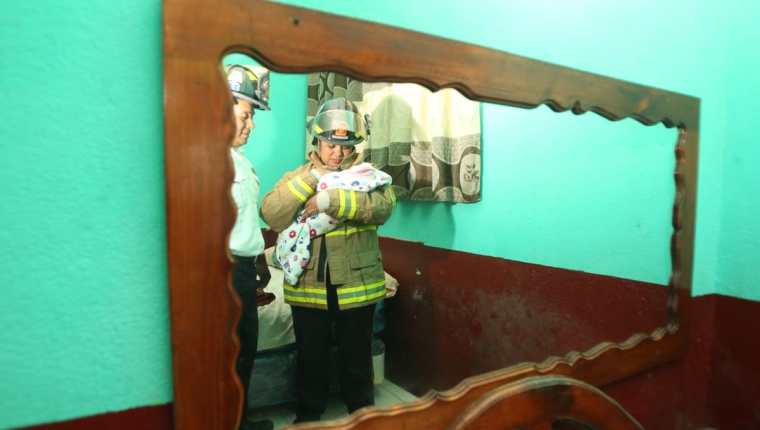 Socorristas fueron alertados para revisar a una recién nacida abandonada en la habitación de un hotel en la zona 3. (Foto Prensa Libre: Érick Ávila)