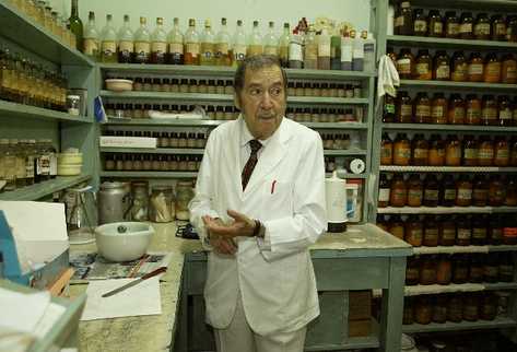 GUILLERMO MÉNDEZ, inventor de la pomada GMS —inserto—, es velado en la zona 9 capitalina, de donde sale hoy rumbo a su natal Patzún, Chimaltenango.