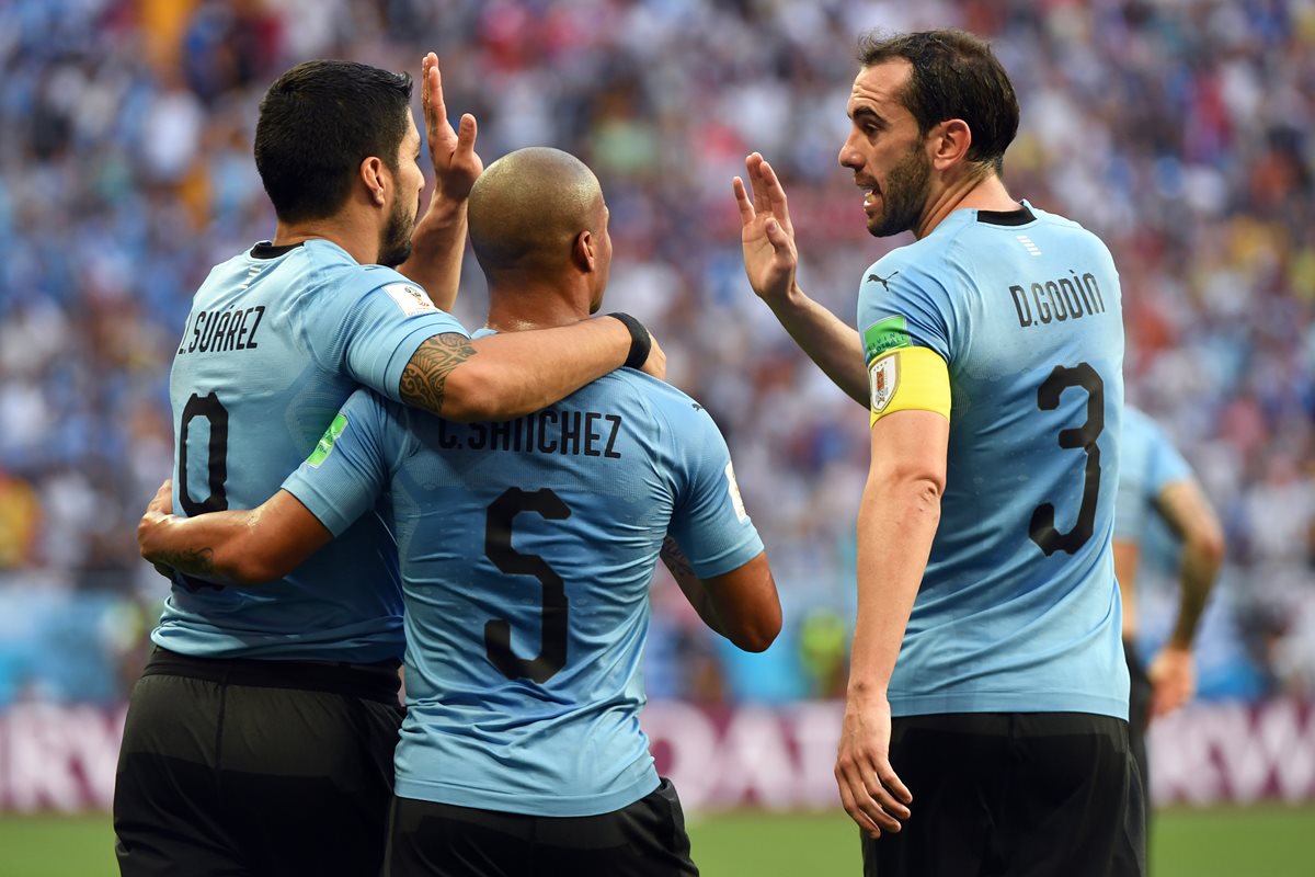Luis Suárez celebró con un gol su partido número cien con la elástica de Uruguay. (Foto Prensa Libre: AFP)