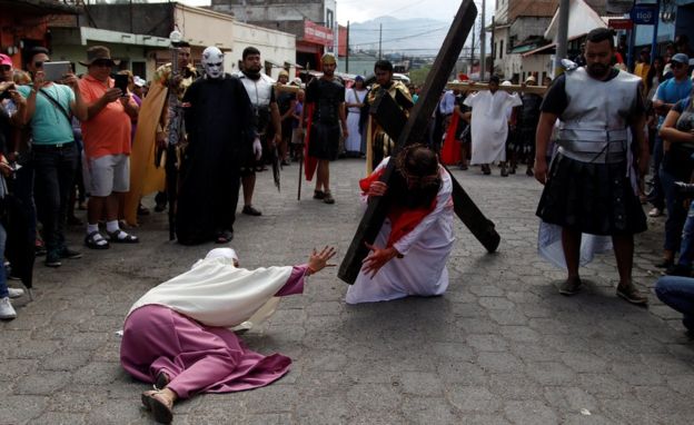 Diferentes procesiones por Semana Santa se realizaron en el mundo, como esta en Honduras. (Foto Prensa Libre: Reuters)