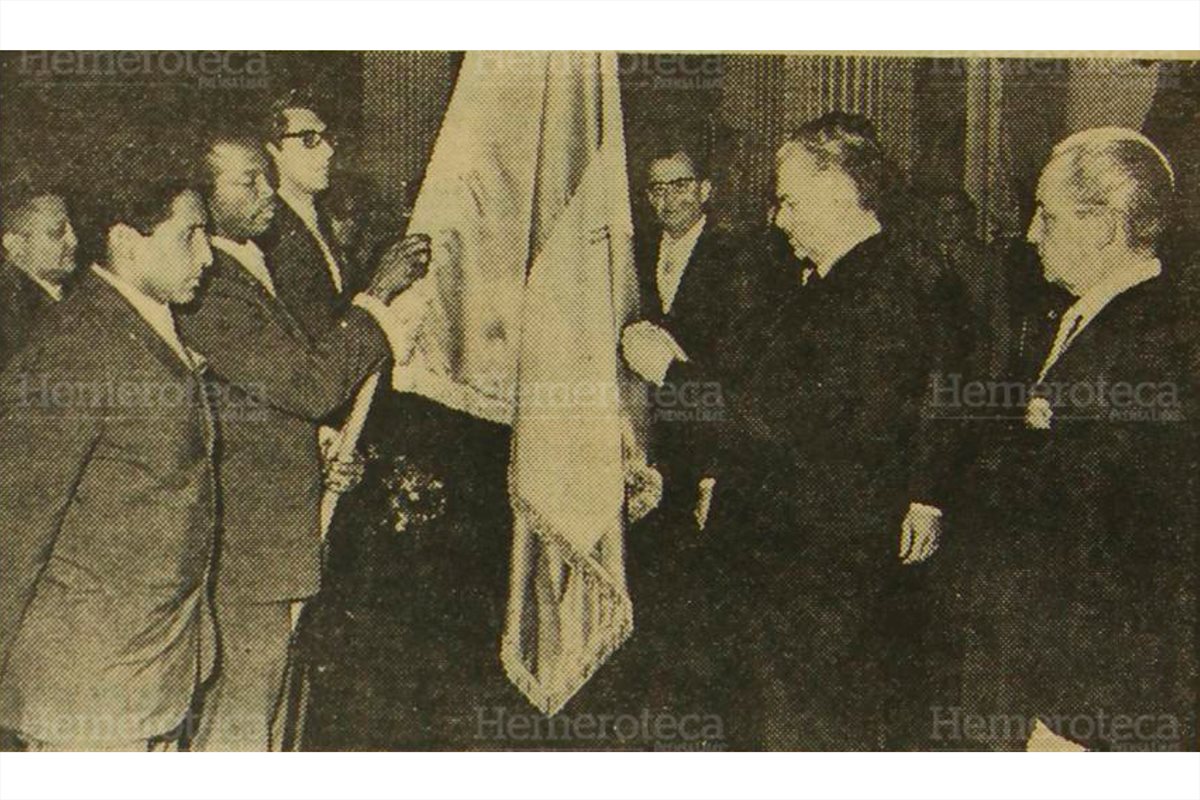 El presidente de la República, Julio César Méndez, impone la Orden del Quetzal, en el grado de oficial al pabellón patrio, luego de haber obtenido el título del III Norceca en Honduras. 20/3//1967 (Foto: Hemeroteca PL)