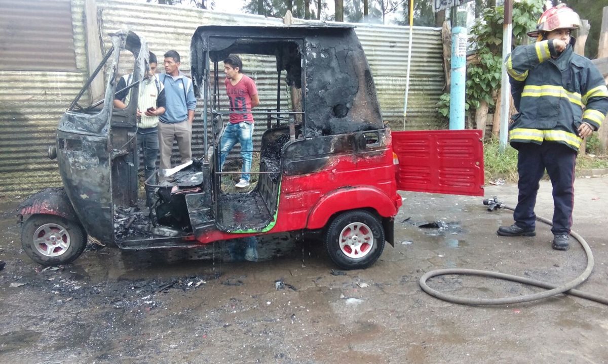 Mototaxi fue consumido por las llamas. (Foto Prensa Libre: Víctor Chamalé).