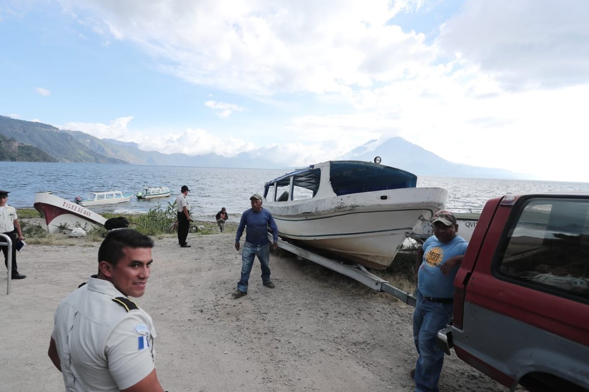 Esta es la lancha siniestrada en el Lago de Atitlán, Sololá. (Foto Prensa Libre: Juan Diego González)