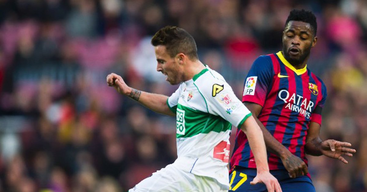 Alex Song (derecha), captado durante un partido con el Barcelona. (Foto Prensa Libre: EFE).