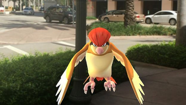 El periodista de BBC Mundo, Boris Miranda, juega a Pokémon Go en las calles de Miami.