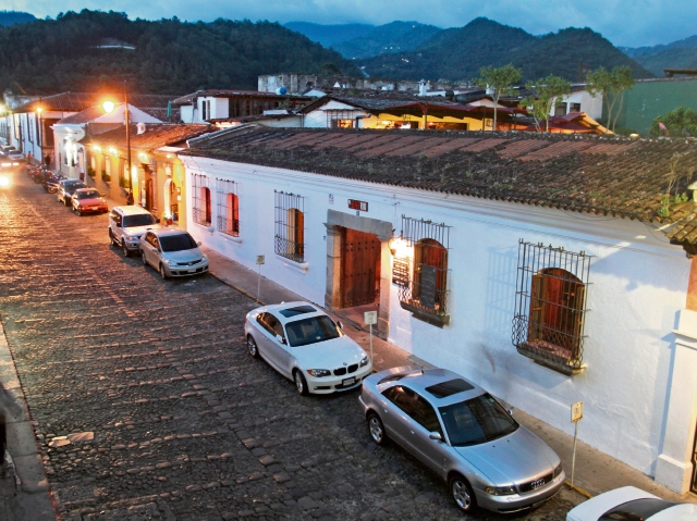 Antigua Guatemala es afectada por el bullicio que causan los bares y discotecas, lo que quita la tranquilidad a vecinos y turistas.