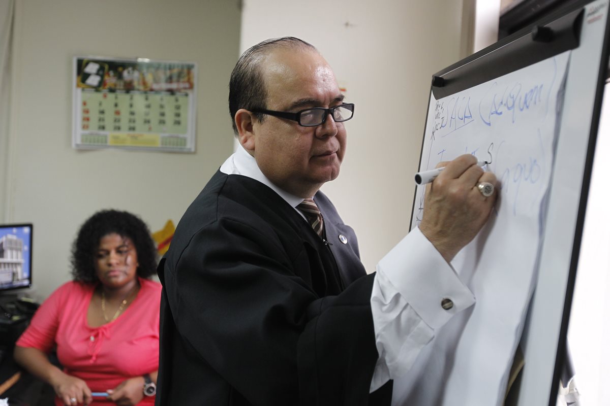 El juez Walter Villatoro tiene a su cargo el Juzgado Décimo de Instancia Penal. (Foto Prensa Libre: Hemeroteca PL)