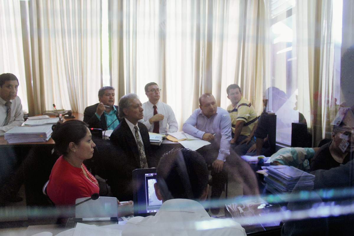 Audiencia de  primera declaración de seis  de los  11 capturados,  en Guastatoya, El Progreso.  (Foto Prensa Libre: Hugo Oliva)