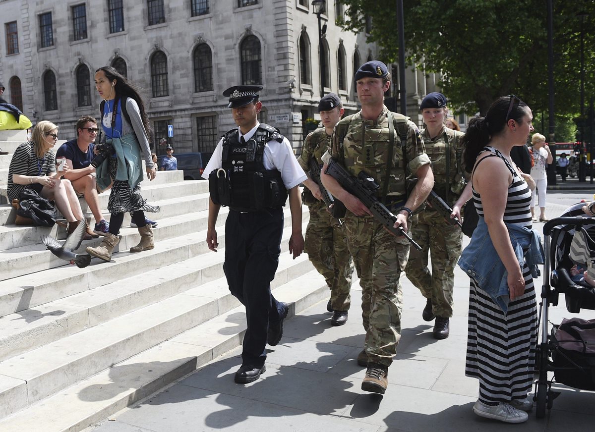 Las calles de Londres son resguardadas por militares ante amenaza inminente de otro ataque. (Foto Prensa Libre: EFE)