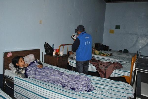 Personal de la PDH habla con pacientes del Hospital Nacional de San Marcos. (Foto Prensa Libre: Aroldo Marroquín)