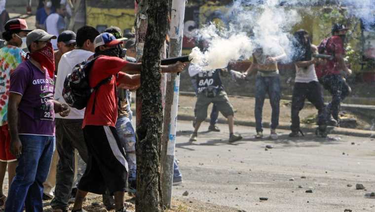 Las protestas contra Ortega se iniciaron el miércoles por unas reformas a la seguridad social que reducen las pensiones. (Foto Prensa Libre: AFP)
