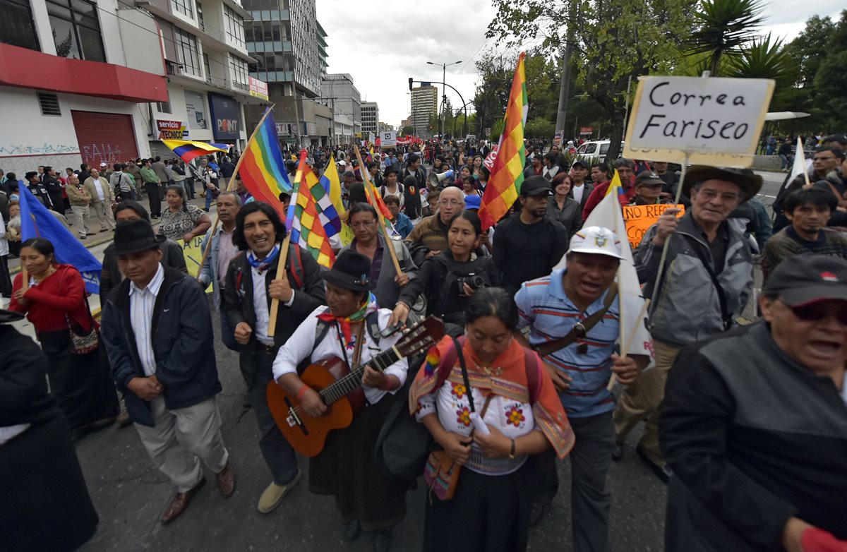 Trabajadores marchan este miércoles en Quito para protestar contra el gobierno de Rafael Correa. (Foto Prensa Libre: AFP).