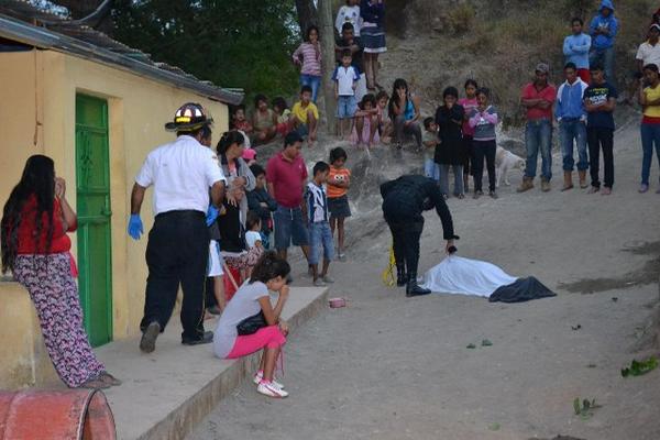 Socorristas, autoridades y pobladores observan el cadáver de hombre, en Zacapa. (Foto Prensa Libre: Víctor Gómez)<br _mce_bogus="1"/>