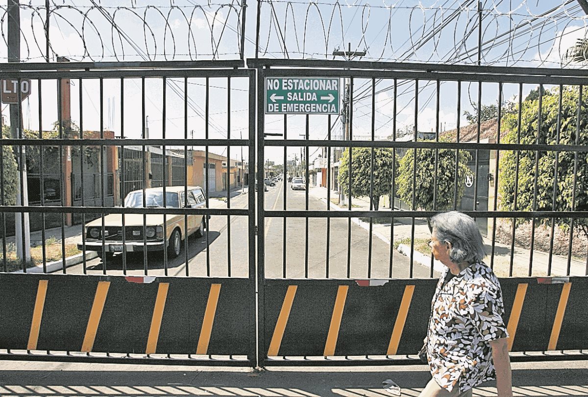 Por seguridad vecinos cierran las calles de sus colonias para evitar asaltos. (Foto Prensa Libre: Hemeroteca PL)