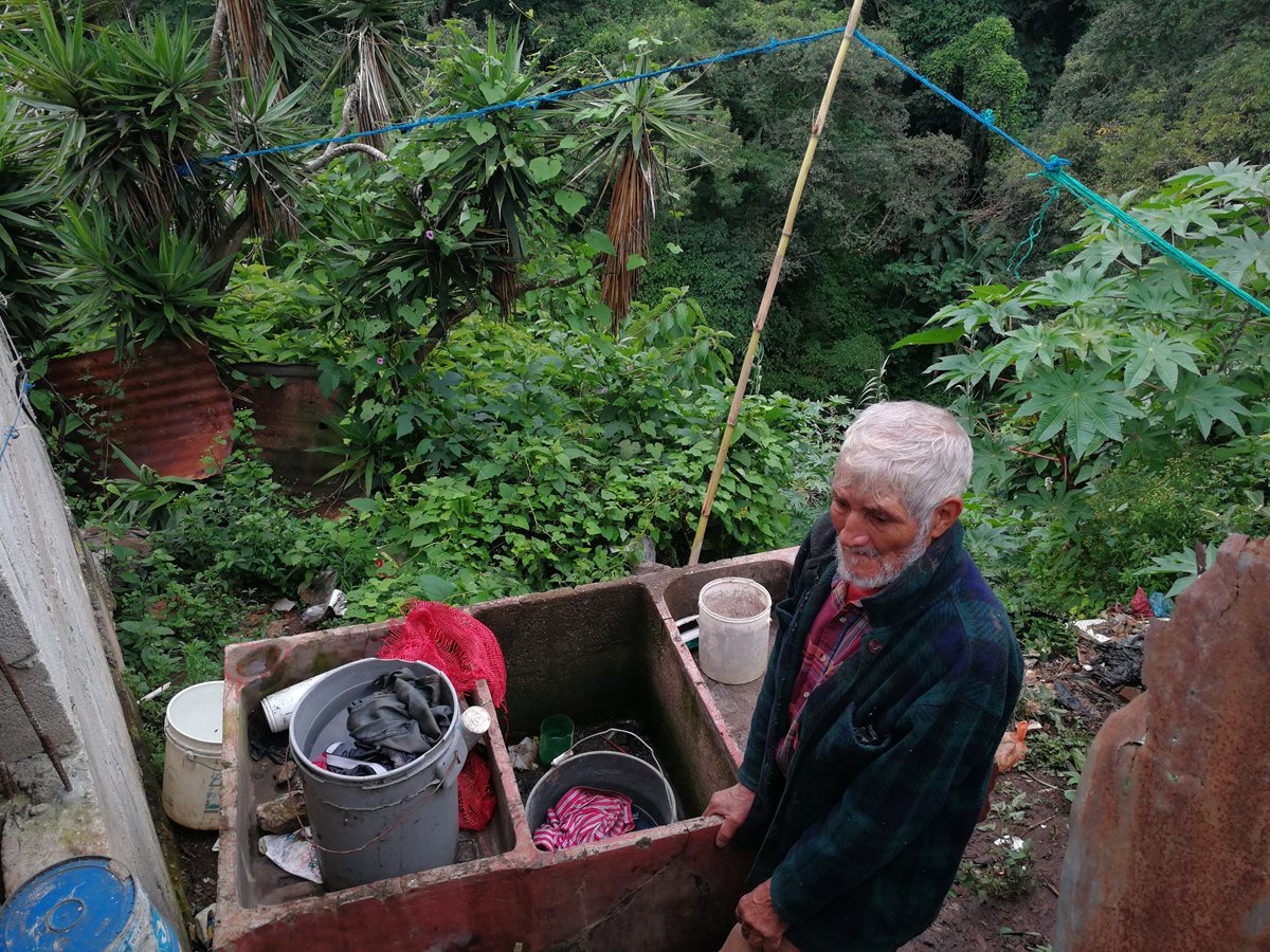 La pila donde el anciano lava la ropa de los niños, está a la orilla del abismo. (Foto Prensa Libre: Oscar García).