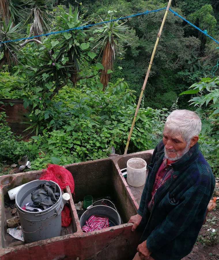 La pila donde el anciano lava la ropa de los niños, está a la orilla del abismo. (Foto Prensa Libre: Oscar García).