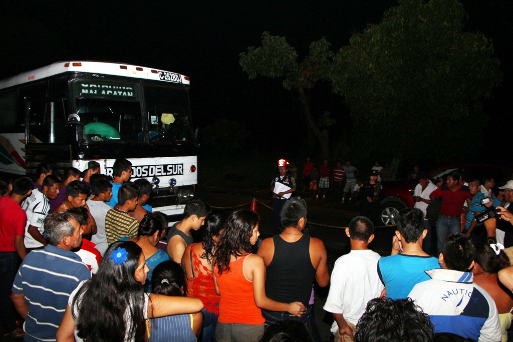 Curiosos permanecen en el lugar donde murió de forma trágica Alfredo Cabrera, en Santa Cruz Mululá, Retalhuleu. (Foto Prensa Libre: Rolando Miranda)