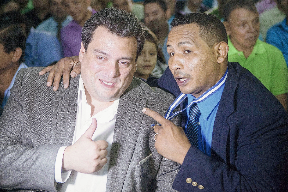 El presidente del CMB, Mauricio Sulaimán junto al boxeador nicaragüense Ricardo Mayorga. (Foto Prensa Libre: EFE)