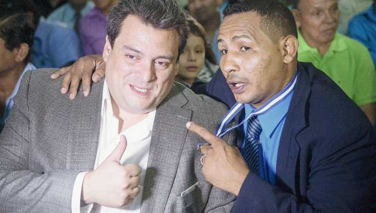 El presidente del CMB, Mauricio Sulaimán junto al boxeador nicaragüense Ricardo Mayorga. (Foto Prensa Libre: EFE)