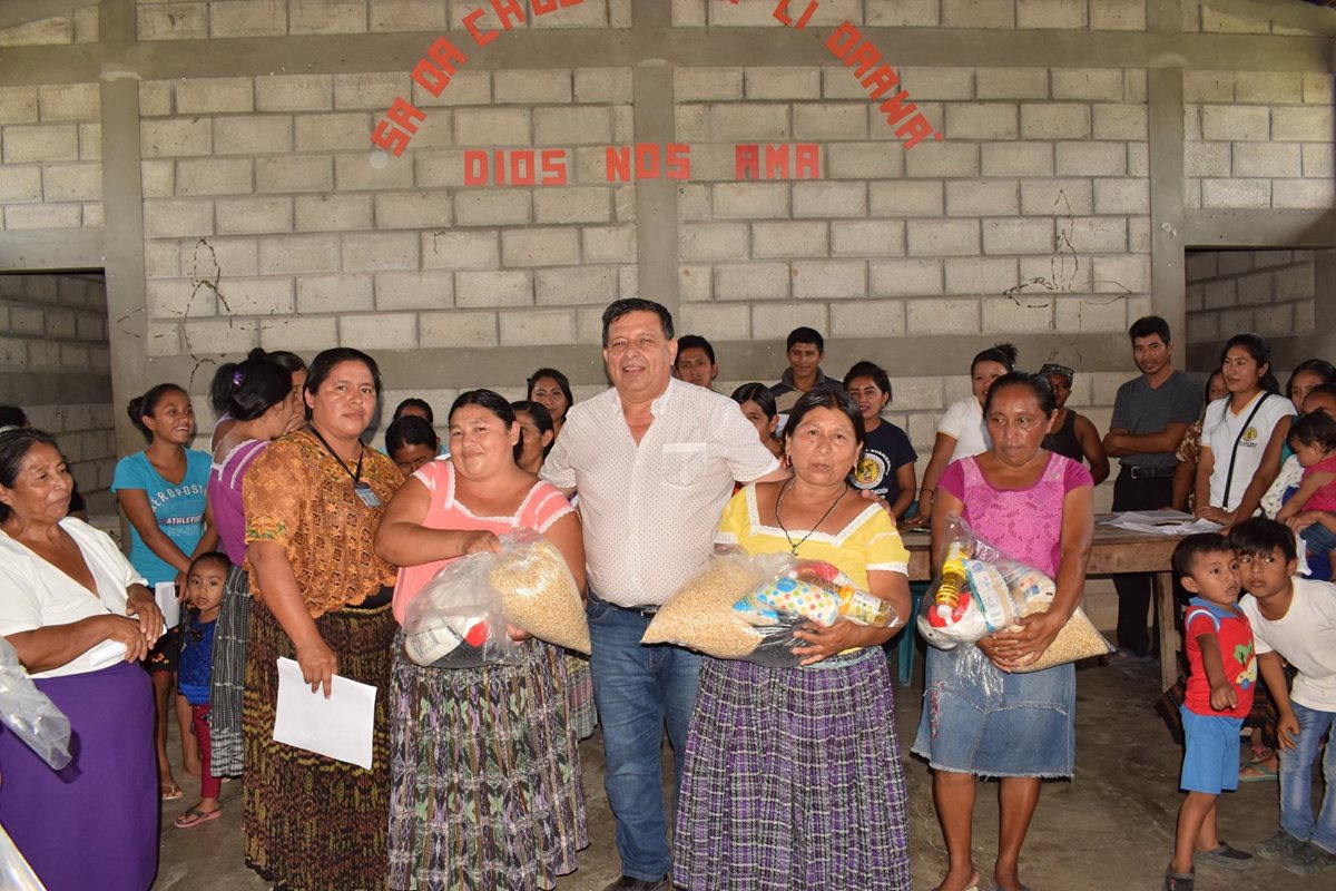 El alcalde de San Luis Petén, Jesús Claros Arriaza, participa en entrega de bolsas de víveres de vecinos. (Foto Prensa Libre: cortesía)