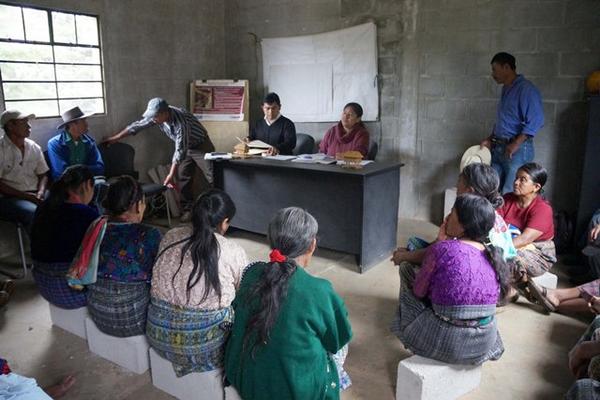 Miembros del  ABJP y sobrevivientes se reúnen en el salón comunal de Chichupac, Rabinal. (Foto Prensa Libre: Carlos Grave)