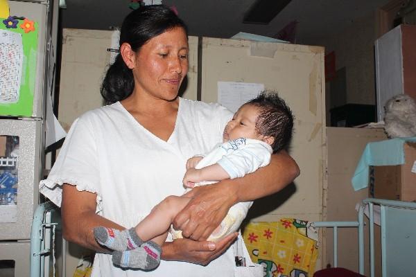 Enfermera MECE  a bebé con futuro incierto.