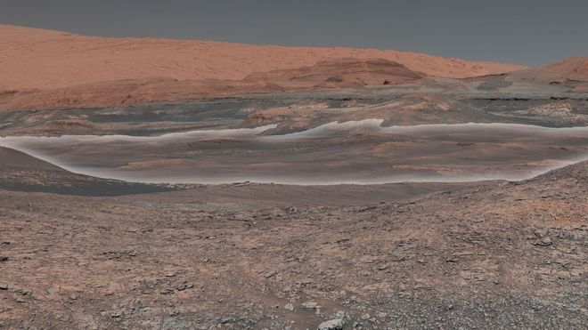 En el fondo de la imagen se observa el monte Sharp, una colina que el Curiosity ha estado escalando desde septiembre de 2014. (Foto: NASA/JPL-Caltech/MSSS)