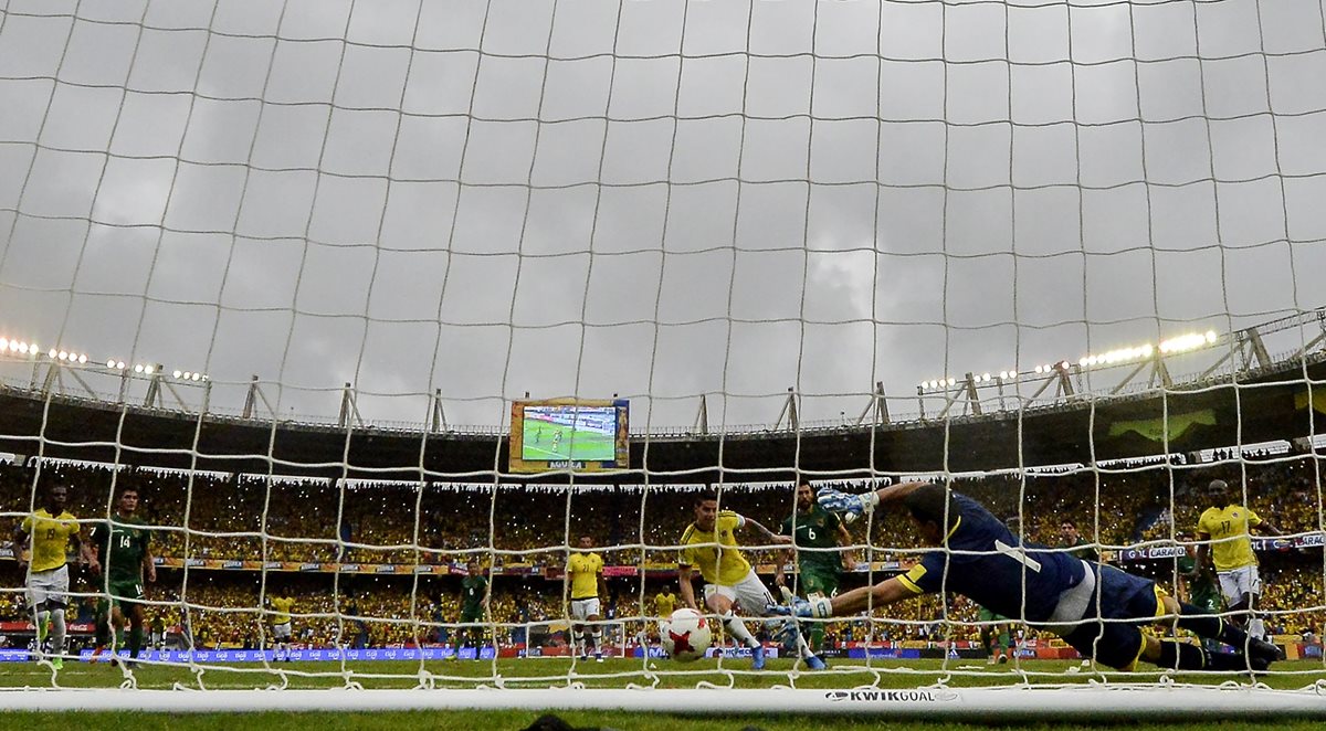 El portero boliviano había detenido el penalti a James pero no pudo evitar el gol en el contra remate.