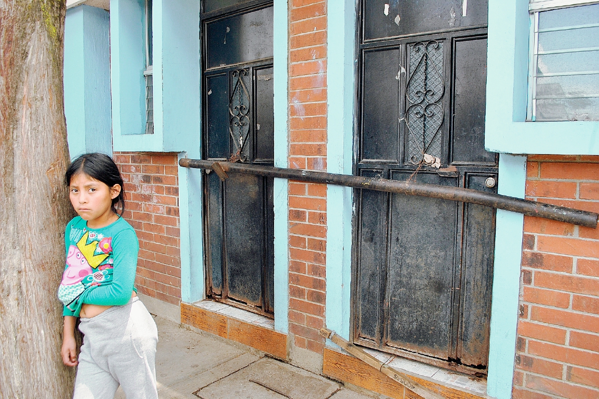 Algunos de los servicios sanitarios del HRO están cerrados, debido a las malas condiciones en que se encuentran. (Foto Prensa Libre: Alejandra Martínez)