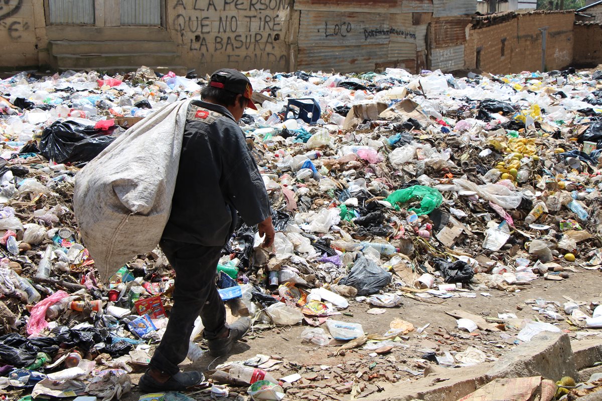 Acumulación de basura en la cabecera de Totonicapán preocupa a vecinos por la contaminación que causa. (Foto Prensa Libre: Édgar Domínguez)