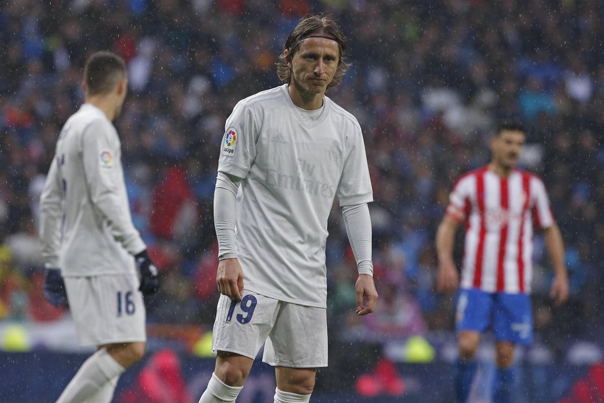 Los detalles de la camiseta de Luka Modric y el resto de jugadores se borraron por la lluvia. (Foto Prensa Libre: EFE)