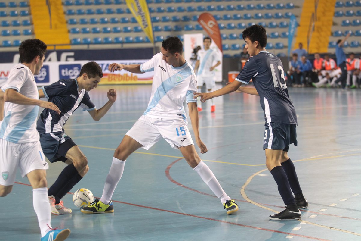 Acción durante el partido de Guatemala y la Sub 23. (Foto Prensa Libre: Norvin Mendoza)