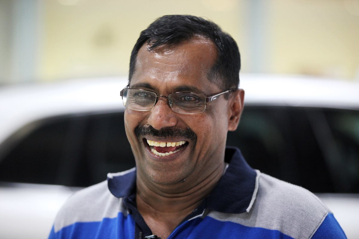 Mohamed Basheer sonríe al ser entrevistado por medios de prensa. (Foto Prensa Libre: AP).
