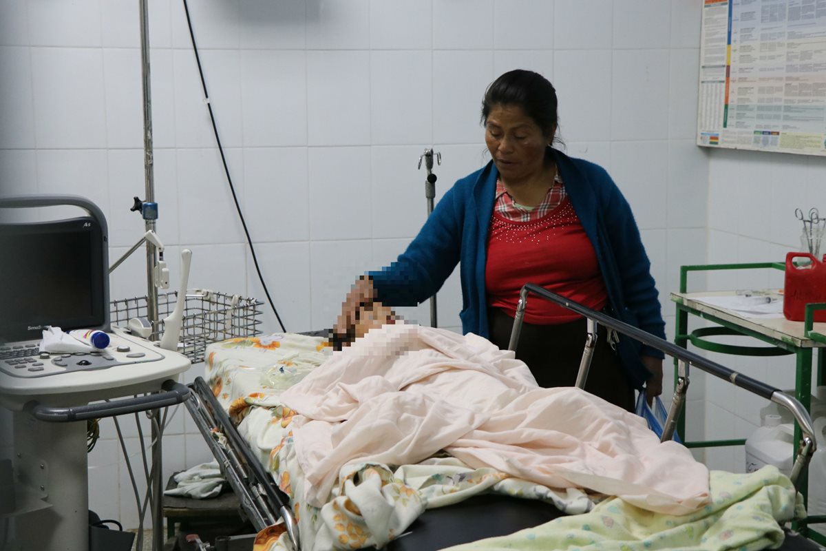 Gumersinda Gómez cuidad a su hijo Eliberto Morales, en el Hospital Nacional de San Marcos. (Foto Prensa Libre: Whitmer Barrera)