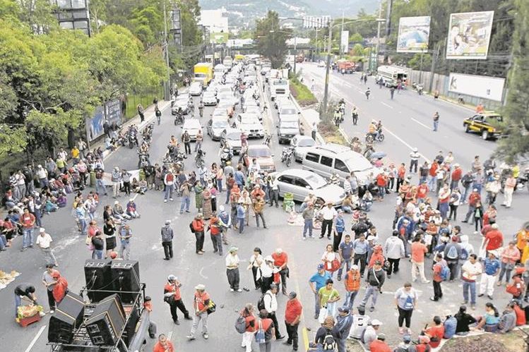 Sindicalistas bloquean la calzada Roosevelt, en el kilómetro 14.5, jurisdicción de la zona 2 de Mixco. (Foto Prensa Libre: Hemeroteca PL)
