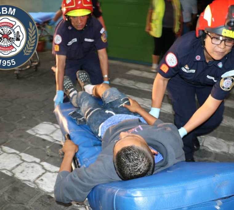 Los Bomberos Municipales trasladaron a varias personas heridas entre ellas dos agentes de la PNC que fueron baleados en Lo de Carranza, San Juan Sacatepéquez. (Foto Prensa Libre: CBM)
