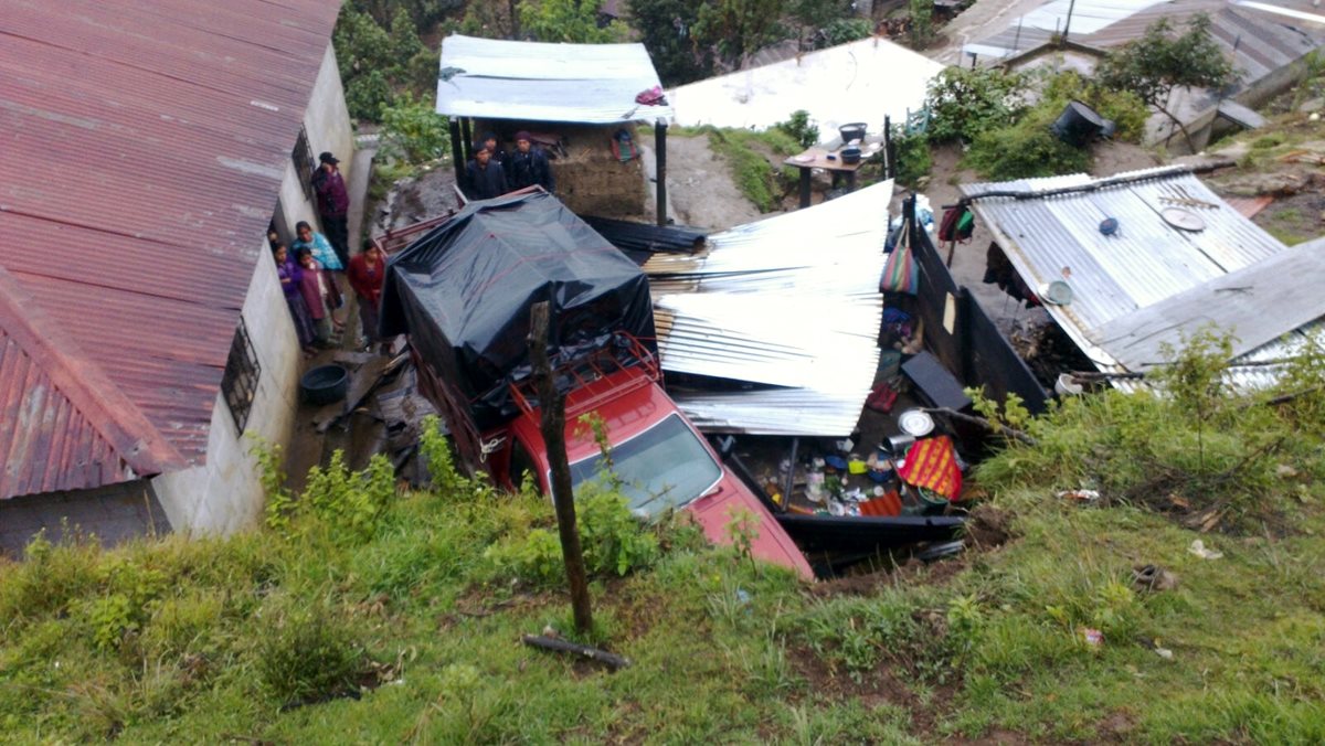 Picop en el corredor de la vivienda sobre la que cayó, luego de perder el control por fallas en el sistema de frenos. (Foto Prensa Libre: Óscar Figueroa)