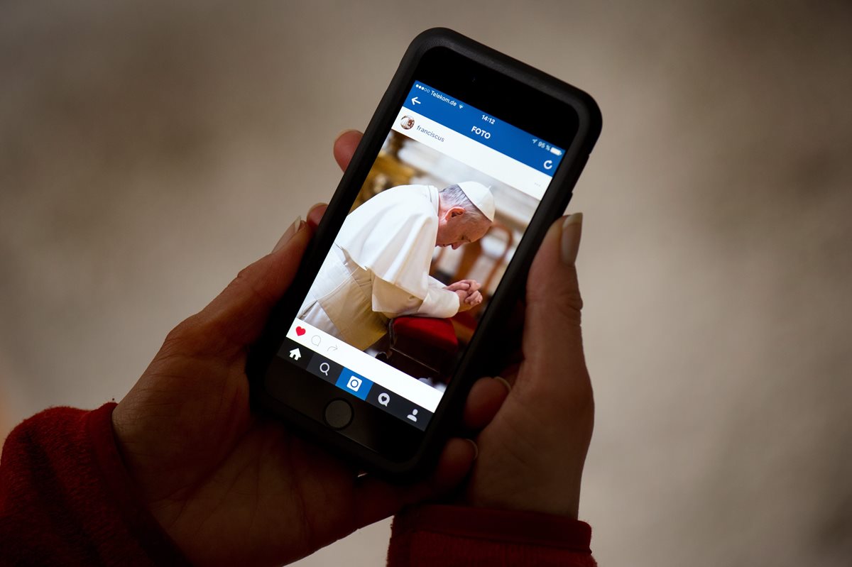 El papa difunde su primer foto en su cuenta de Instagram. (Foto Prensa Libre: AFP)