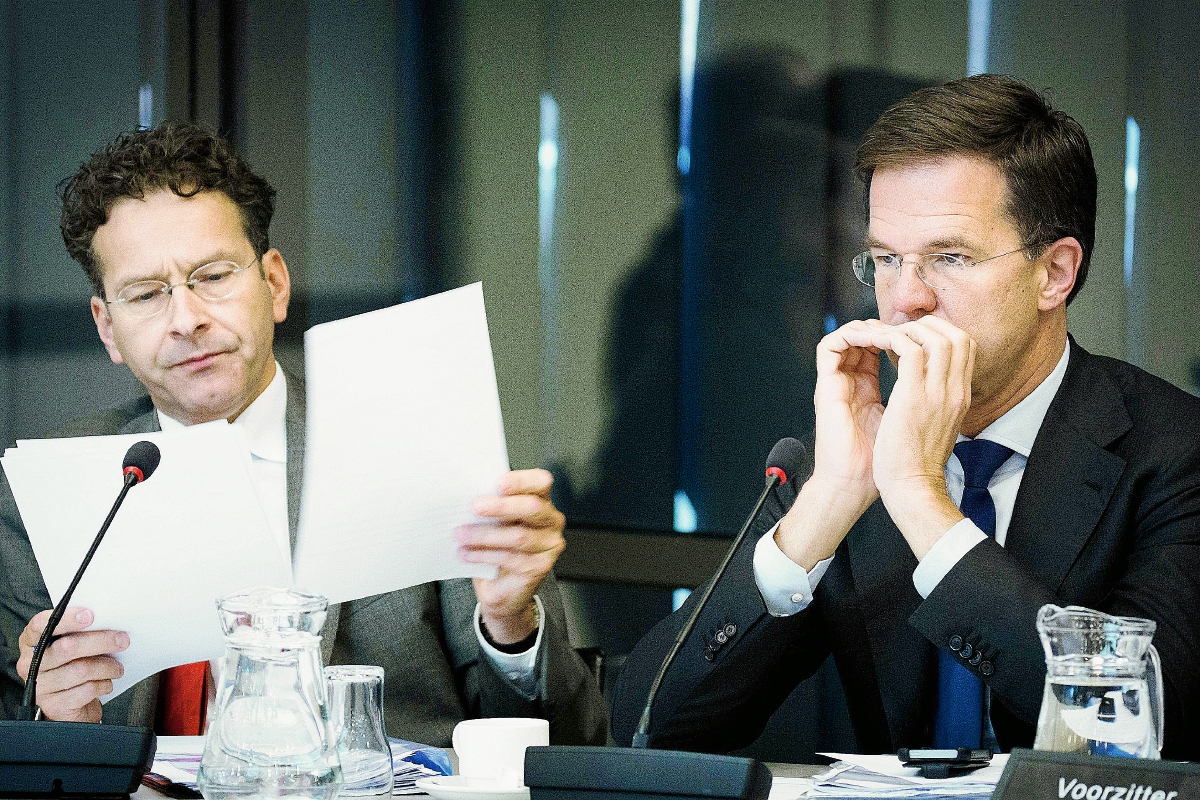 El presidente del Eurogrupo, Jeroen Dijsselbloem (i), y el primer ministro holandés, Mark Rutte, hablán sobre el programa de rescate para Grecia. (PL-EFE)