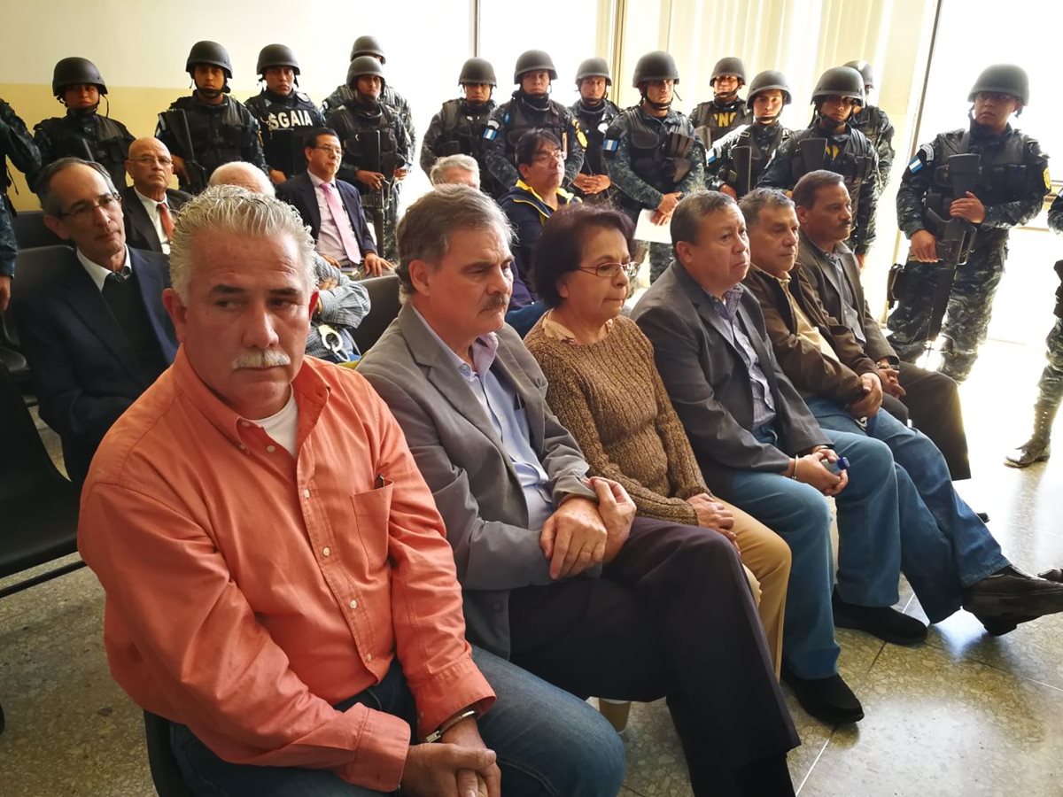 El expresidente Álvaro Colom y parte de su gabinete en el Juzgado Undécimo donde conocerán el motivo de su detención. (Foto Prensa Libre: Paulo Raquec)